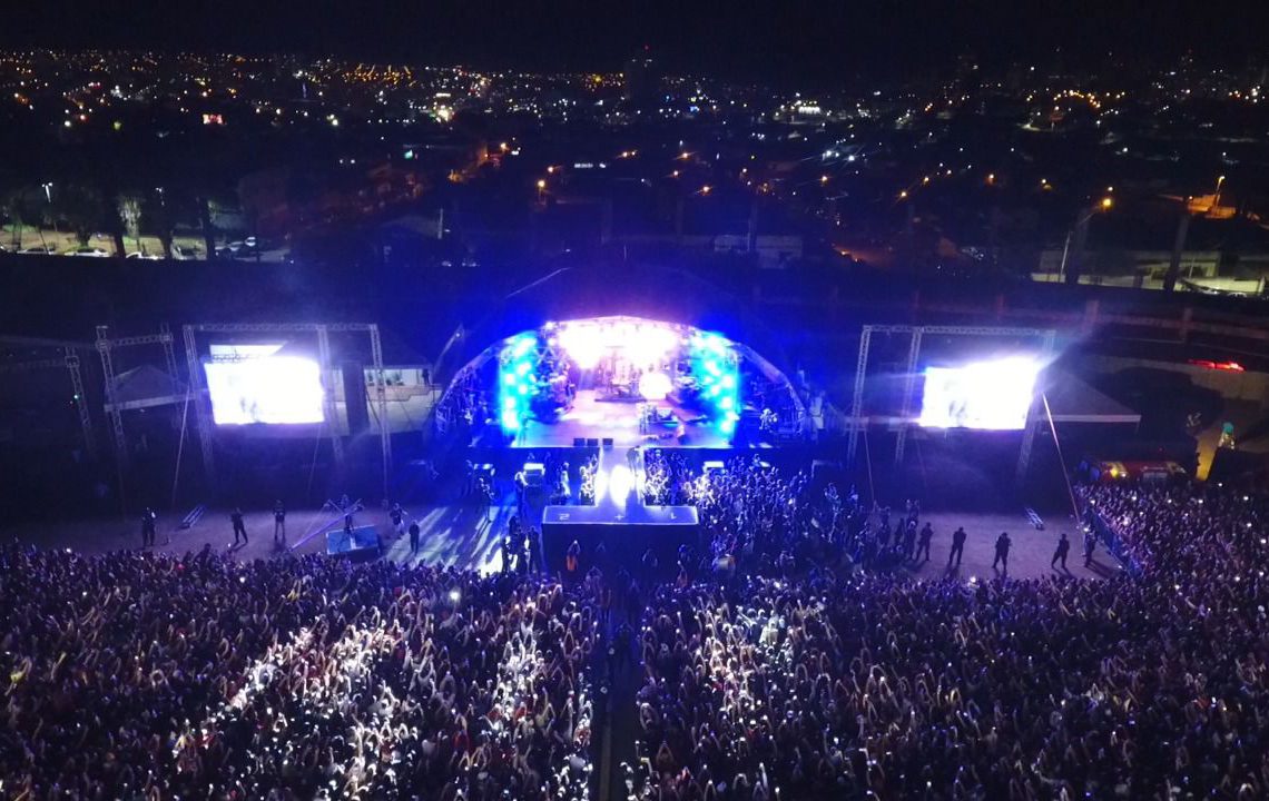 foto do palco do arraiana no último dia de evento