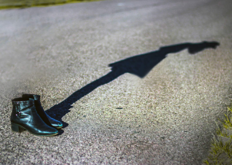 foto de bota com sombra representando pessoa, ilustrando a morte civil