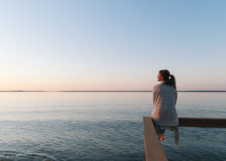 foto de mulher em solidão a beira do mar