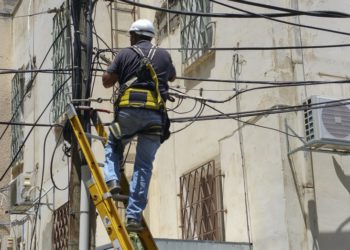 eletricista trabalhando em poste: trabalho com adicional de insalubridade e periculosidade
