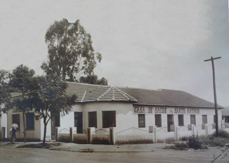 foto em preto e branco, de 1953, da casa de saúde santo antônio, em anápolis