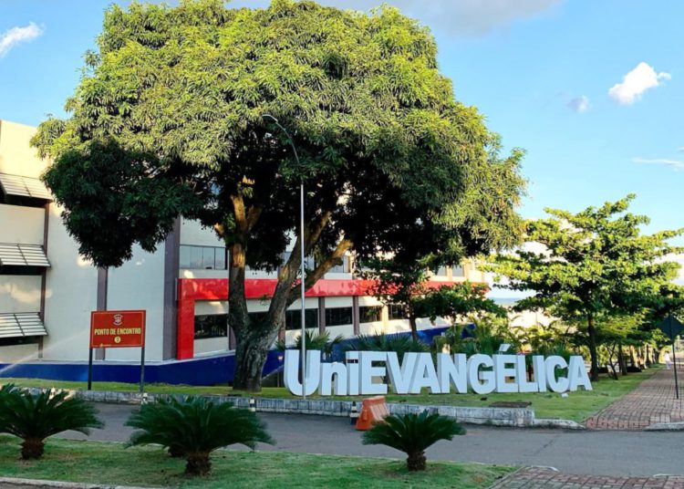 foto de letreiro formando a palavra unievangélica