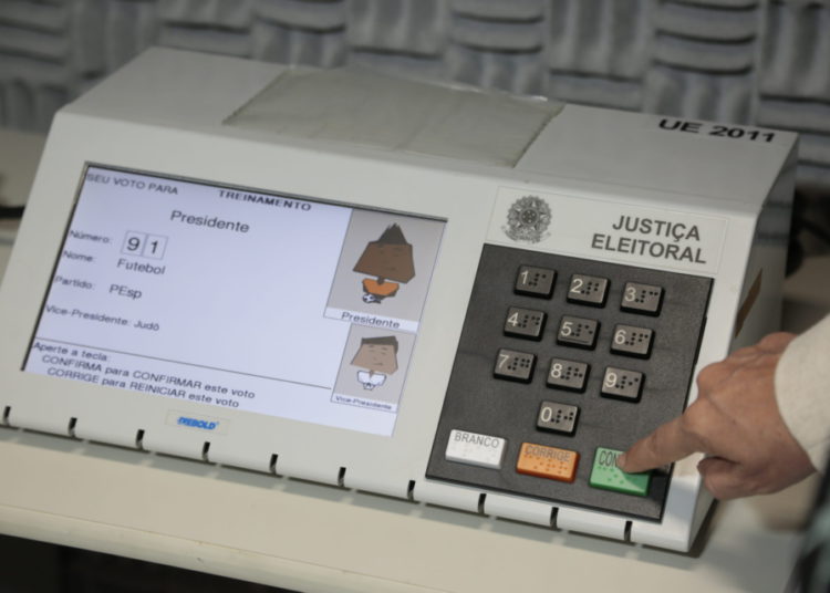 foto de urna eletrônica em teste para as eleições de 2022