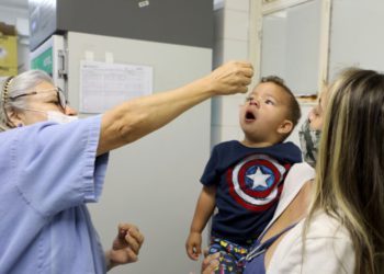 foto de criança recebendo vacina