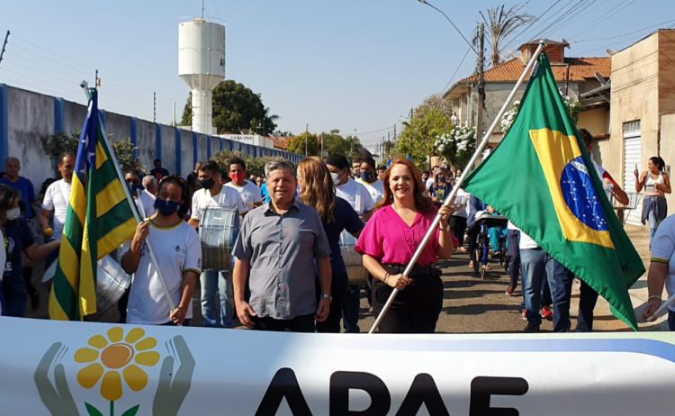 foto de desfile da apae anápolis