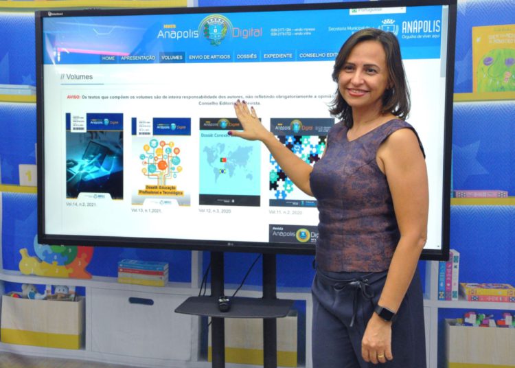 foto de mulher em frente a televisão, apresentando a revista anápolis digital