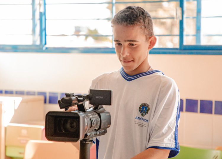 estudante com filmadora em mãos, em foto tirada durante projeto alfabetização audiovisual