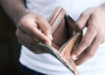foto de homem abrindo carteira vazia, ilustrando o endividamento