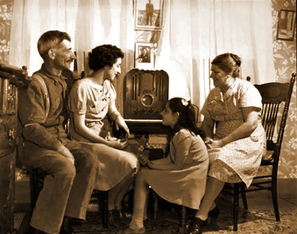 foto de pessoas ao redor de aparelho de rádio