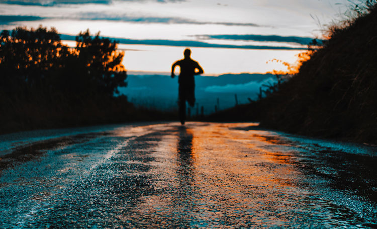 foto de pessoa correndo ao amanhecer