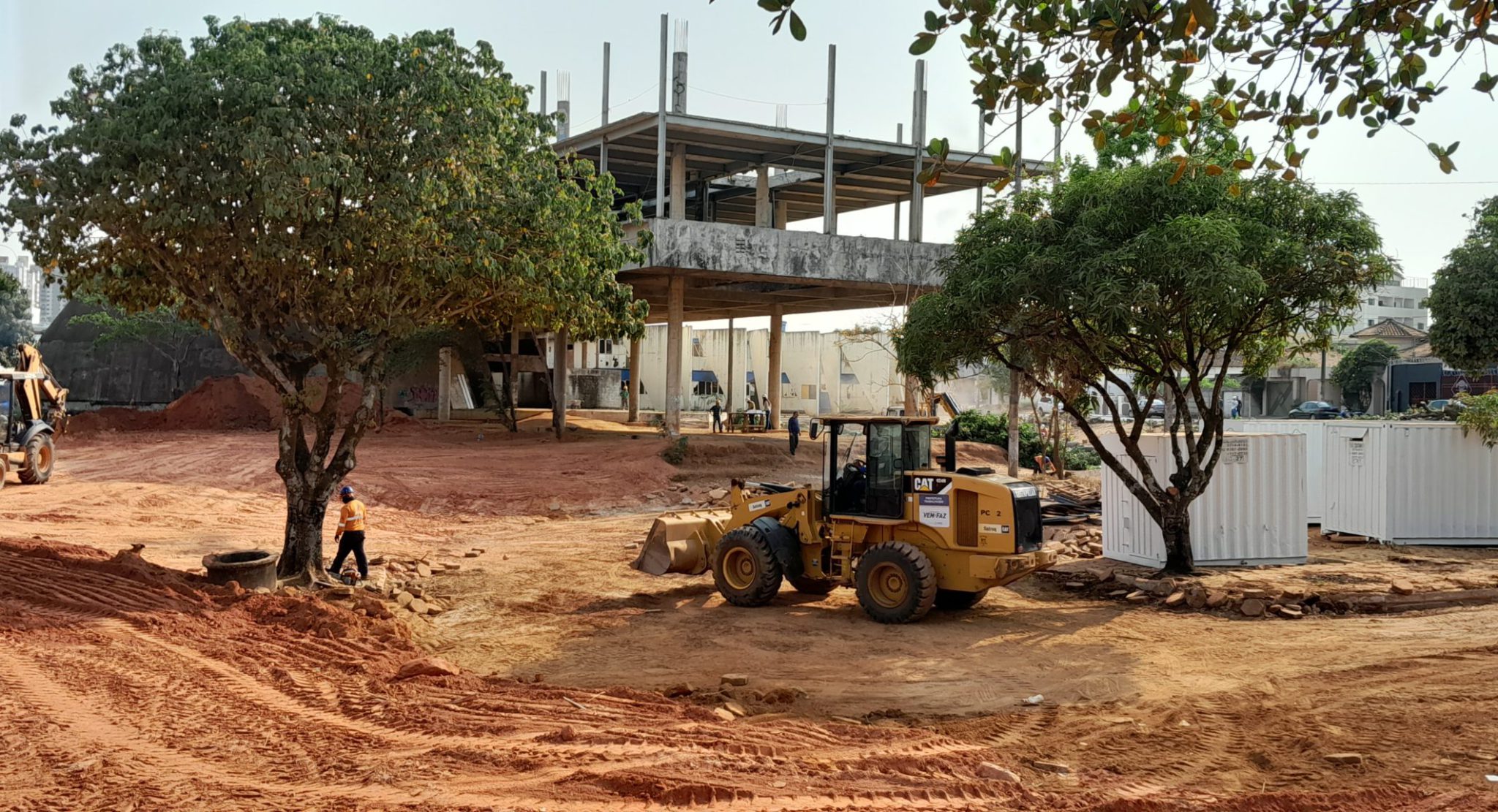 foto da obra na praça 31 de julho, onde será o novo centro administrativo de anápolis.