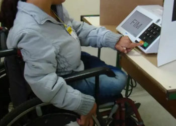 foto de pessoa em cadeira de rodas votando em eleição
