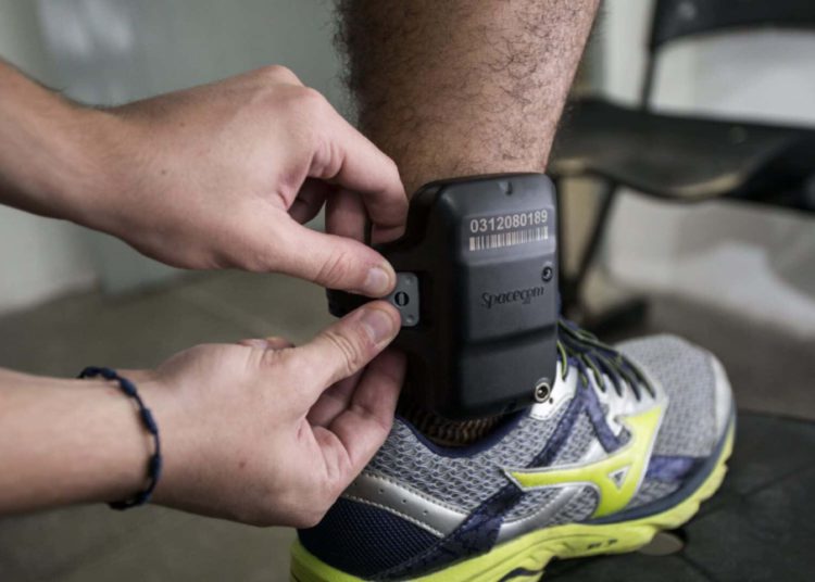 foto de pessoa usando tornozeleira eletrônica no regime semiaberto de prisão