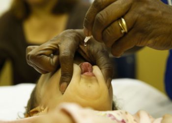 foto de criança recebendo vacina contra a poliomielite