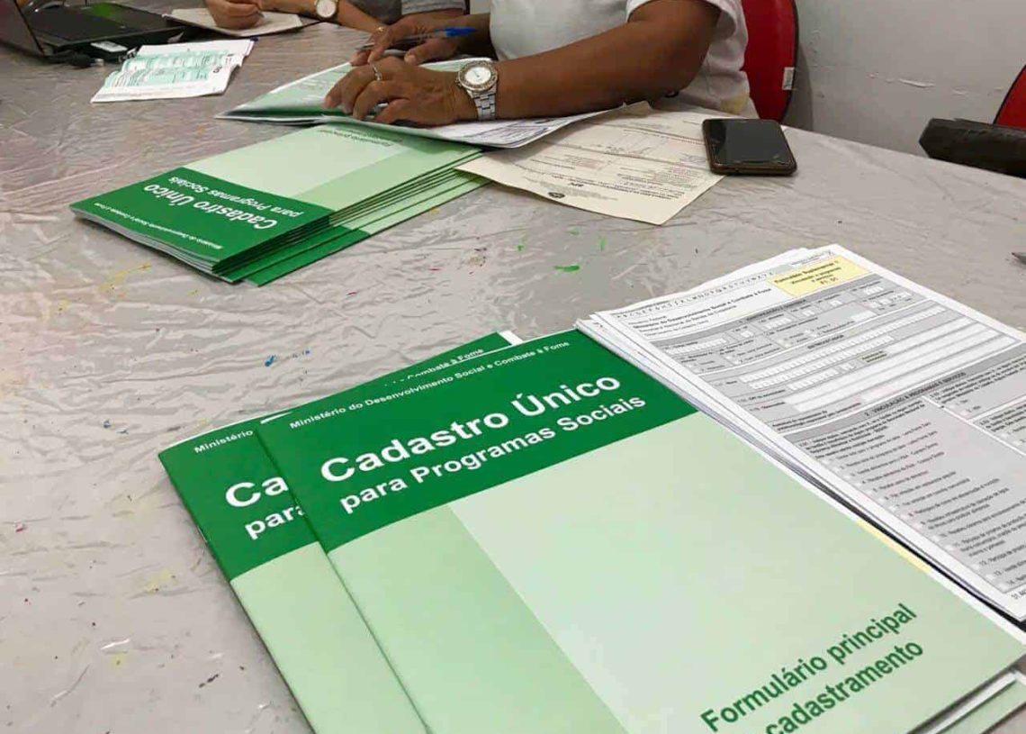 foto de apostilas do cadúnico em mesa