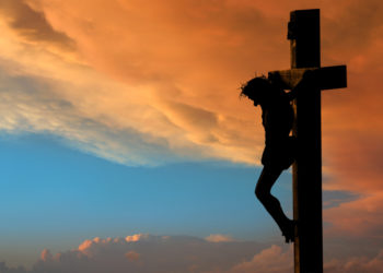 foto de jesus cristo na cruz, com sol se pondo