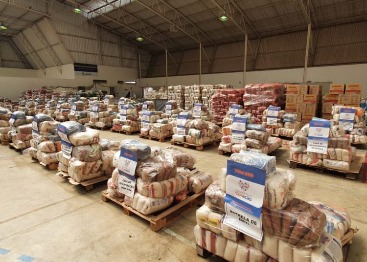 foto de cestas básicas de alimentos empacotadas