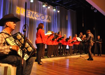foto da 32ª edição do encontro nacional de coros, com instrumentistas performando em palco