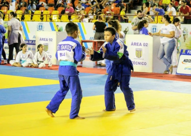 foto de dois judocas disputando luta no tatame