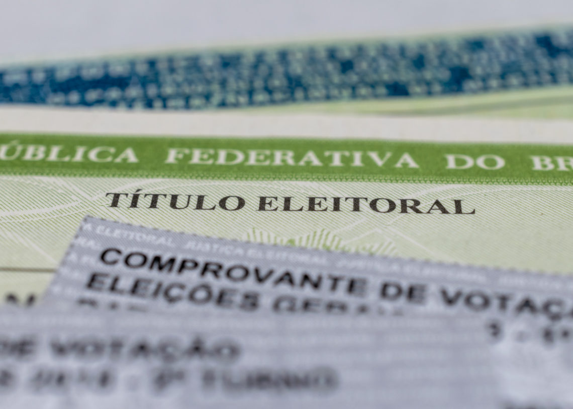 foto de título de eleitor junto de comprovantes de votação