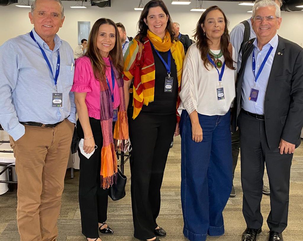 foto de representantes da UniEVANGÉLICA e da Universidad de Monterrey