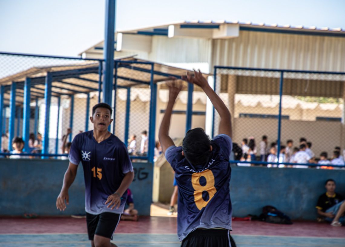 foto do time de vôlei sub-14 disputando partida
