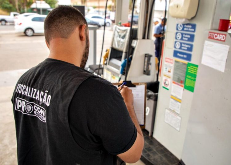 Procon fiscaliza postos
