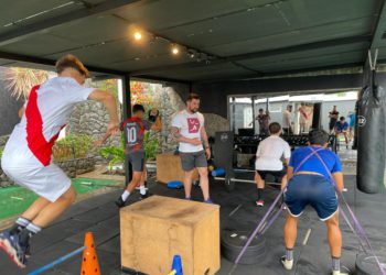 Atletas ligados ao futebol em treinamento na Academia Boutique R2