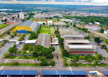 Complexo da UniEVANGÉLICA  conta com vários elementos de sustentabilidade: verde e energia solar