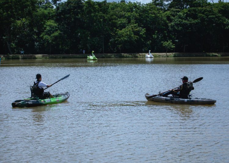 Equipes especializadas estão em campo realizando o projeto, com caiaques e anzóis