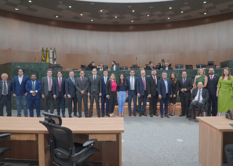 Sessão solene da Assembleia Legislativa de Goiás reuniu dezenas de autoridades e membros da AEE. Momento que marca a história da Associação