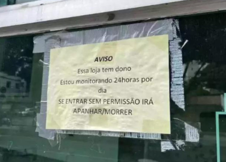 Uma placa de suposta ameaça está intrigando quem passa pela Avenida Silviano Brandão, no Bairro Sagrada Família, Região Leste de Belo Horizonte. Crédito Foto: EM/D.A Press