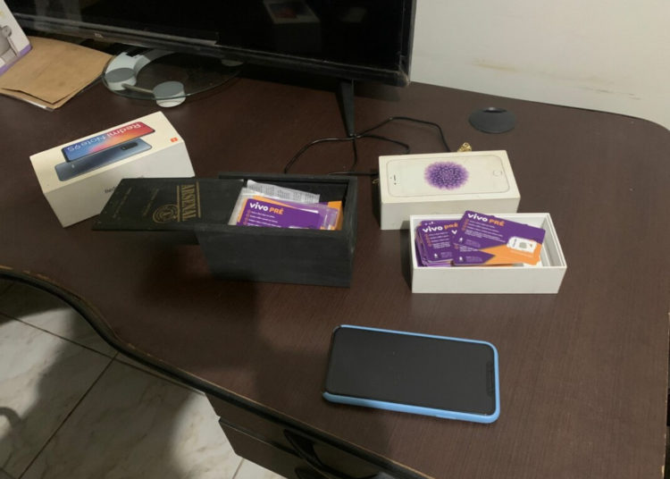 Dezenas de celulares e cartões foram apreendidos durante a operação