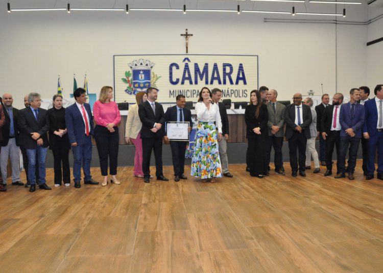 Juíza Aline Vieira Tomás, nova cidadã anapolina, recebeu a honraria em sessão do Poder Legislativo