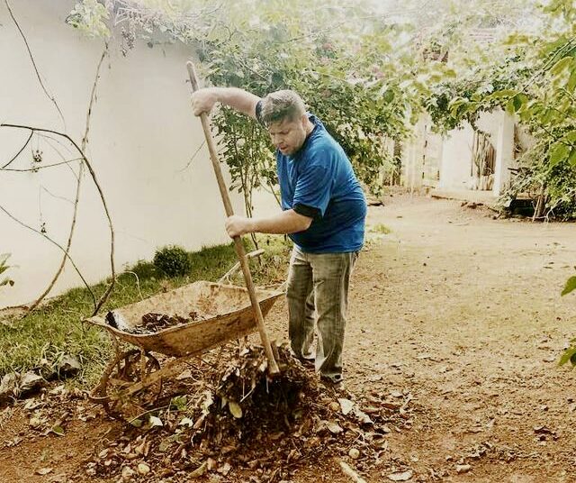 “Não é tão difícil, assim, como parece. Basta trocar uma hora de caminhada, bike, academia, por uma atividade saudável dentro do seu próprio ambiente” – Vander