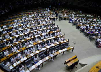 Simulação de sessão plenária realizada em edição anterior do Câmara Mirim – Foto: Pablo Valadares/Câmara dos Deputados