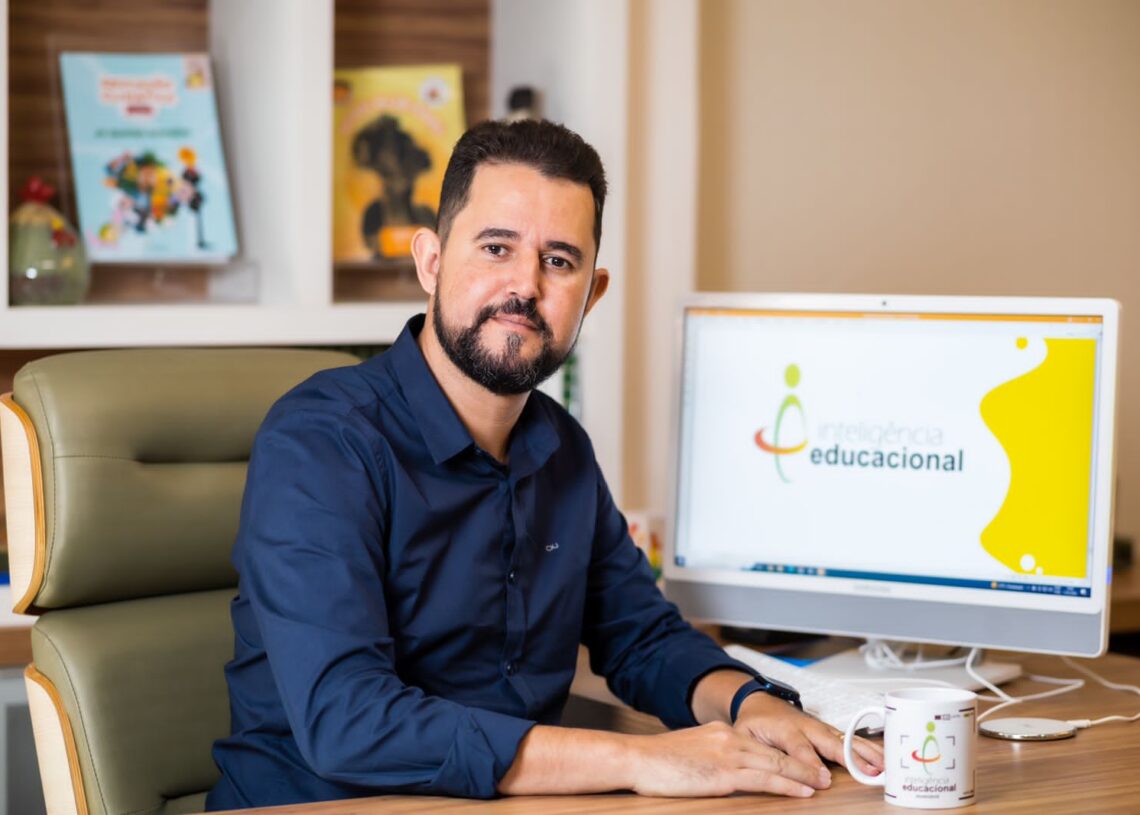Frank Boniek Coelho é Professor e Coordenador Pedagógico Nacional da Editora Inteligência Educacional