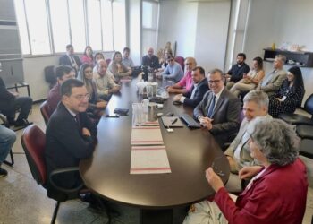 Parte da comitiva goiana, liderada pelo deputado Rubens Otoni, com o ministro Paulo Teixeira