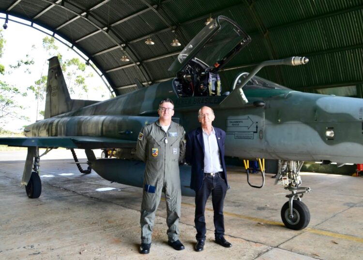 Deputado Rubens Otoni conheceu de perto os caças F-39 Gripen, desenvolvidos por meio de uma parceria entre o Brasil e a Suécia
