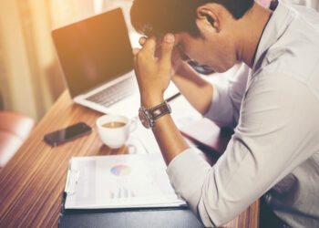 A Síndrome de Burnout, também conhecida como "síndrome do esgotamento profissional", é um termo utilizado para descrever um estado de exaustão física, emocional e mental resultante do acúmulo prolongado de estresse no ambiente de trabalho. Essa condição está relacionada especificamente a atividades profissionais que envolvem um alto nível de envolvimento emocional e exigência.