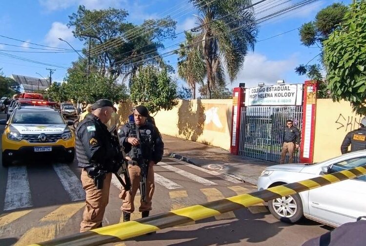 Entrada da Escola Estadual Helena Kolody, em Cambé (PR); uma estudante foi morta e outro ficou ferido em um ataque a tiros realizado por ex-aluno - Silvano Brito / Tarobá News