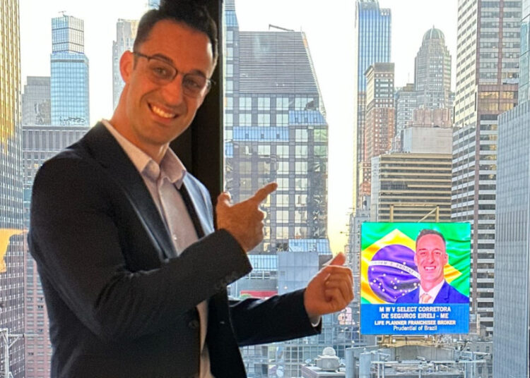 Matheus: rosto estampado na Time Square.