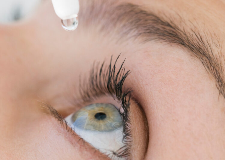 Lágrima interfere na qualidade de vida das pessoas, diz oftalmologista.