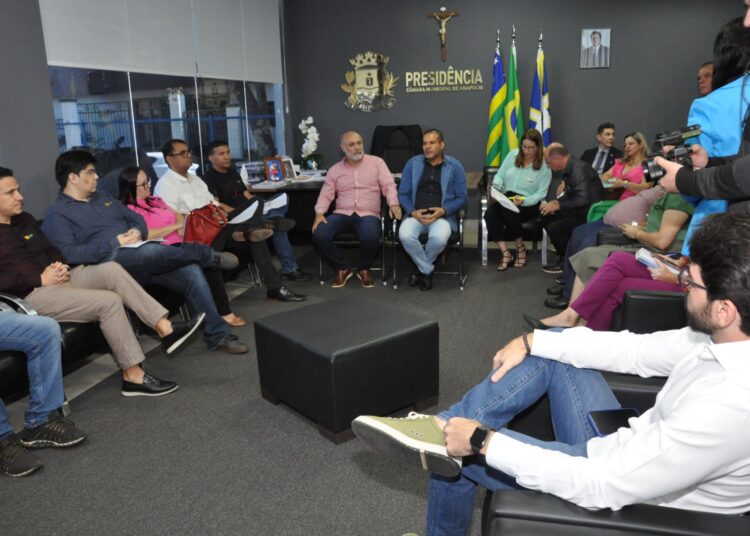 O presidente da Câmara, Domingos Paula, e o líder do prefeito, Jakson Charles, receberam os representantes dos servidores públicos.
Foto: Ismael Vieira