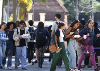 Rio de Janeiro (RJ), 06/07/2023 - Estudantes universitários no campus Praia Vermelha da UFRJ.   Foto:Tânia Rêgo/Agência Brasil
