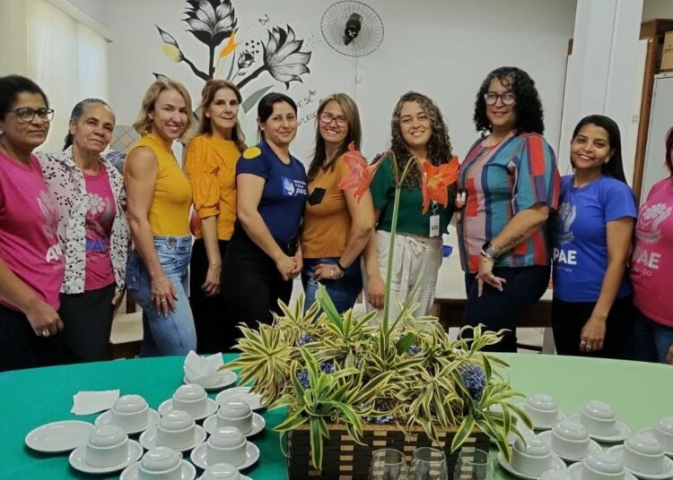 Responsáveis pelo projeto comemoraram a conquista ao lado das mães na entidade