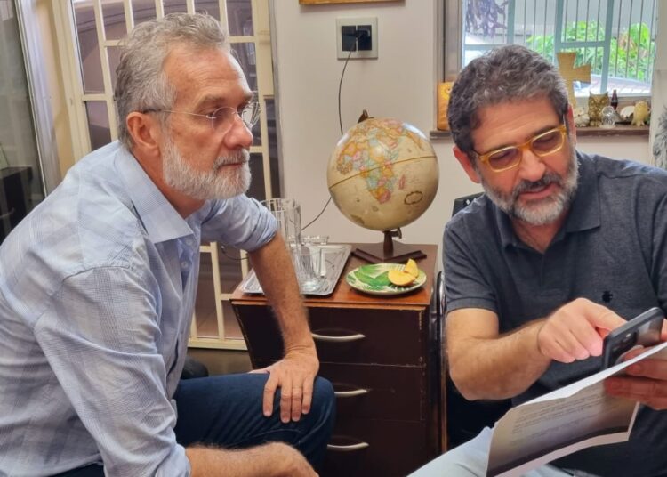 À esquerda, Pedro Sahium colhendo subsídios para o seu trabalho