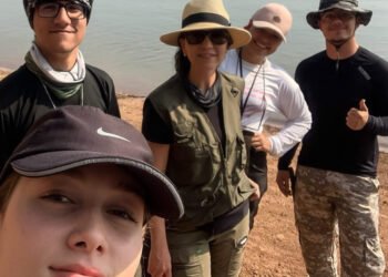 Equipe realiza trabalho de campo coletando dados