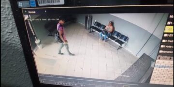 Homem entre com faca na mão e tenta matar mãe e filha