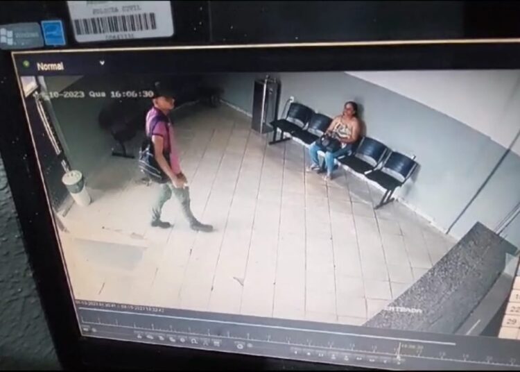 Homem entre com faca na mão e tenta matar mãe e filha